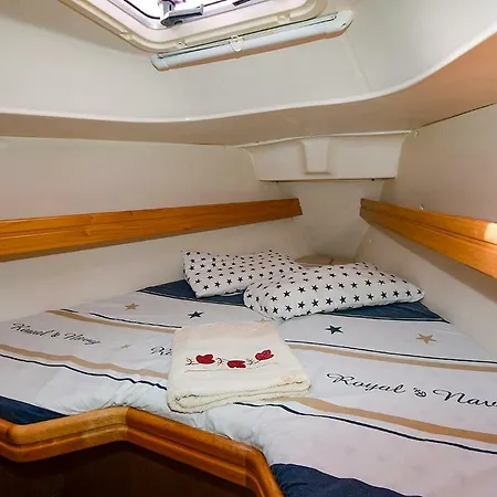 Botel Vader Bavaria 30 *